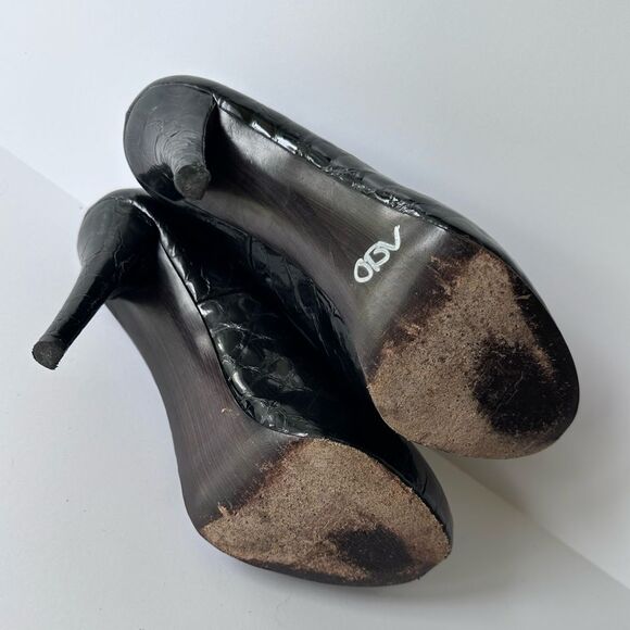 Stuart Weitzman Crocodile Embossed Black Patent Leather Peep Toe Pump Size 7 - Picture 16 of 16